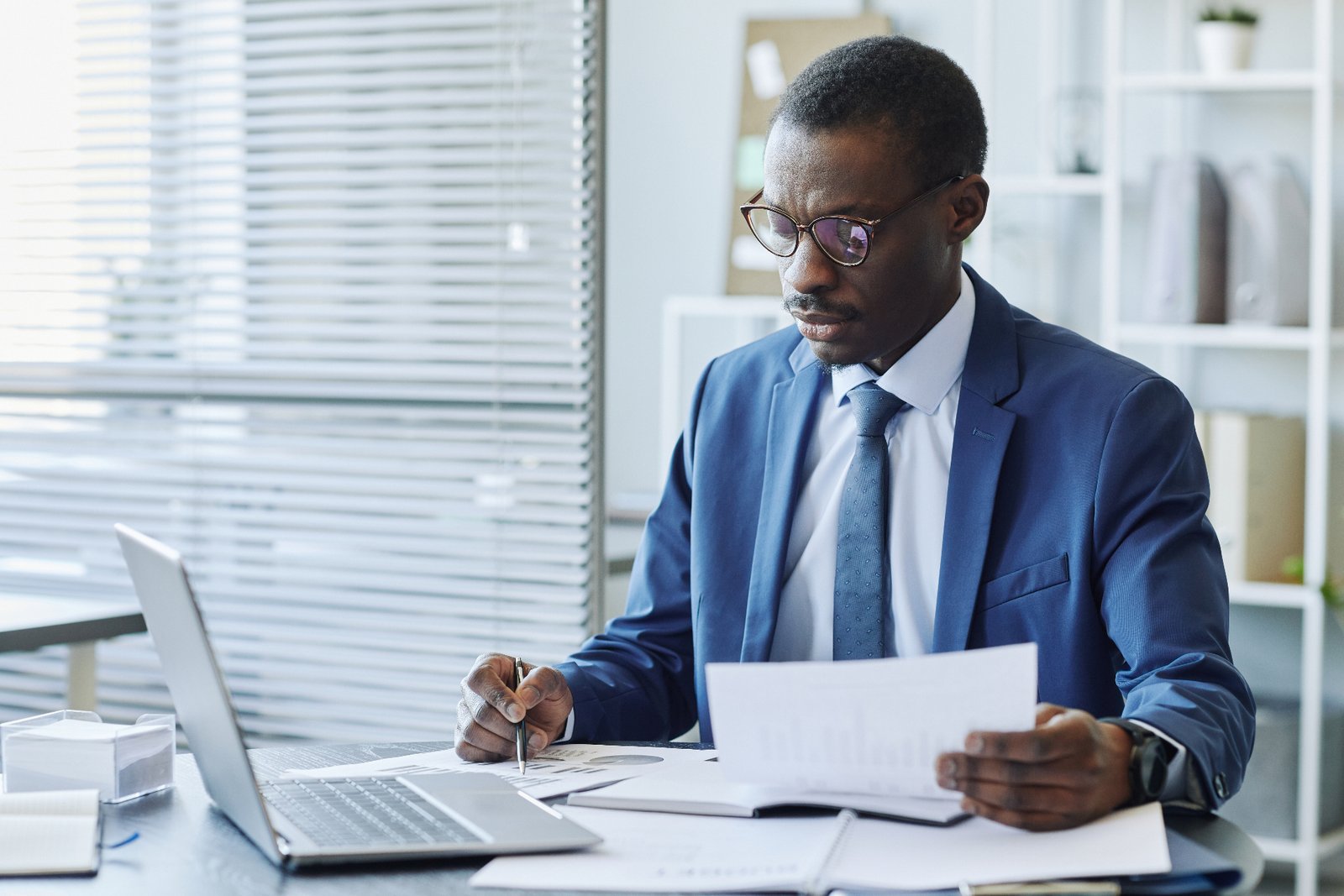 Profissional de cartório analisando documentos